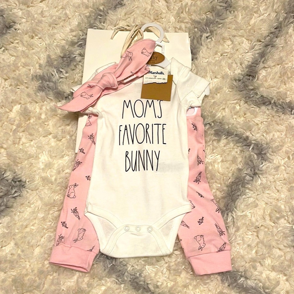 BNWT Rae Dunn “Moms Favorite Bunny” baby outfit size 3-6 months 🐰